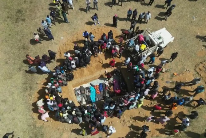 Hình ảnh này được lấy từ video AFPTV quay tại làng Maiyanga của Nigeria vào ngày 27 tháng 12 năm 2023, cho thấy các gia đình đang chôn cất người thân của họ đã thiệt mạng trong các cuộc tấn công chết người do các nhóm vũ trang tiến hành ở bang miền trung Plateau trong một ngôi mộ tập thể. Chính quyền địa phương cho biết số người chết trong một loạt vụ tấn công vào các ngôi làng ở miền trung Nigeria đã lên tới gần 200 người (Ảnh: Kim Masara/AFPTV/AFP qua Getty Images)