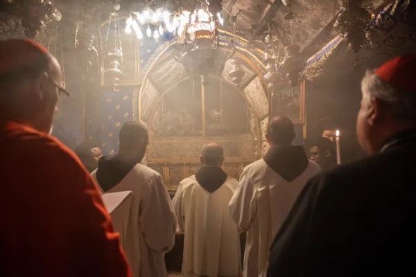 Đức Thượng Phụ nghi lễ Latinh của Giêrusalem, Đức Hồng Y Pierbattista Pizzaballa, cùng với Đức Hồng Y Konrad Krajewski và các tu sĩ Dòng Phanxicô Quản thủ Thánh Địa, tại Hang đá Chúa Giáng Sinh ở Bethlehem vào ngày 24 tháng 12 năm 2023 (Ảnh: Marinella Bandini/ CNA)