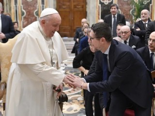 Đức Thánh Cha Phanxicô gặp gỡ các quận trưởng của Cộng hòa Ý tại Sảnh đường Clementine thuộc Điện Tông Tòa vào ngày 11 tháng 12 năm 2023 (Ảnh: Truyền thông Vatican)