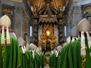 Các Giám mục tiến vào Vương Cung Thánh Đường Thánh Phêrô để tham dự Thánh lễ bế mạc phiên họp đầu tiên của Thượng hội đồng về Thượng Hội đồng về Hiệp hành vào ngày 29 tháng 10 năm 2023 (Ảnh: Truyền thông Vatican)