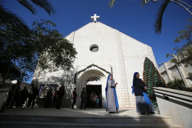 Nhà thờ Công giáo Holy Family ở Gaza vào dịp Lễ Giáng Sinh năm 2021 (Ảnh: Anas-Mohammed / Shutterstock)