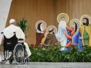 Đức Thánh Cha Phanxicô suy tư về Hnag đá Chúa Giáng Sinh tại Sảnh đường Phaolô VI tại Vatican trong buổi tiếp kiến chung hôm thứ Tư, ngày 20 tháng 12 năm 2023 (Ảnh: Vatican)