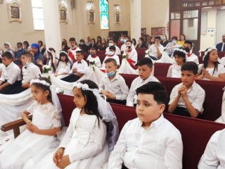 Các em thiếu nhi trong Thánh lễ Thêm sức tại Nhà thờ Công giáo Giáo xứ Thánh Gia ở Gaza ngày 16 tháng 6 năm 2021 (Ảnh: CNS/ Giáo xứ Thánh Gia  Gaza)