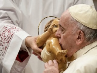 Đức Thánh Cha Phanxicô hôn tượng Chúa Giêsu Hài đồng khi ngài chủ sự Thánh lễ Chúa Hiển Linh tại Vương cung thánh đường Thánh Phêrô ở Vatican vào ngày 6 tháng 1 năm 2023 (Ảnh: Andrew Medichini/AP)