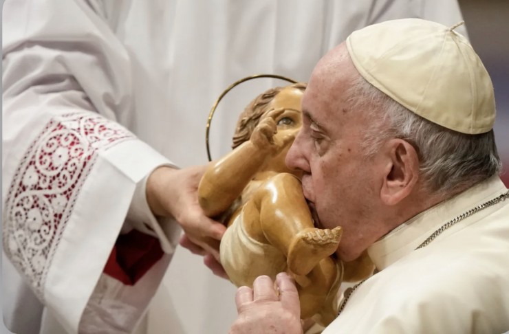 Đức Thánh Cha Phanxicô hôn tượng Chúa Giêsu Hài đồng khi ngài chủ sự Thánh lễ Chúa Hiển Linh tại Vương cung thánh đường Thánh Phêrô ở Vatican vào ngày 6 tháng 1 năm 2023 (Ảnh: Andrew Medichini/AP)