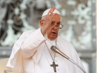 Đức Thánh Cha Phanxicô ban phép lành vào cuối buổi tiếp kiến chung hàng tuần tại Quảng trường Thánh Phêrô ở Vatican ngày 18 tháng 10 năm 2023 (Ảnh: CNS/Lola Gomez)