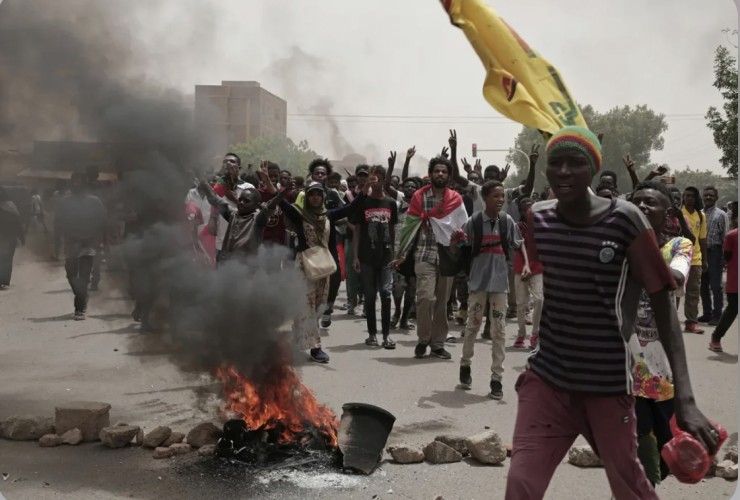 Những người đàn ông Sudan đốt lốp xe trong cuộc biểu tình vào tháng 6 năm 2023 (Ảnh: Marwan Ali/AP)