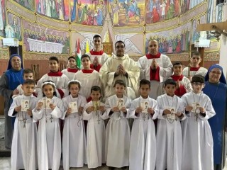 8 em thiếu nhi được Rước lễ lần đầu tại Nhà thờ Thánh gia vào ngày 7 tháng 1 năm 2024, ở phía bắc Gaza (Nguồn: Cha Gabriel Romanelli/Facebook)