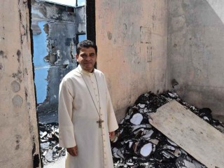 Đức Cha Rolando José Alvarez Lagos, Giám mục Địa phận Matagalpa, trong đống đổ nát của cơ sở Caritas Sebaco, bị thiêu hủy bởi những người ủng hộ Daniel Ortega (Ảnh: ACN)