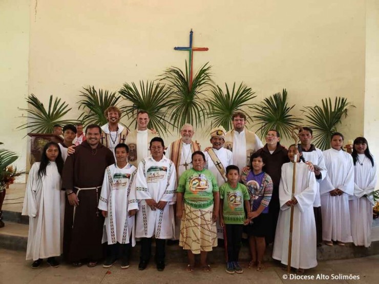 Phó tế vĩnh viễn đầu tiên của những người sắc tộc Ticuna, thầy Antelmo Pereira Ângelo. Điều tò mò là, trên tay thầy Antelmo là một cuốn Kinh Thánh dành cho trẻ em bằng tiếng Ticuna mà thầy đã giúp dịch thuật (Ảnh: ACN)