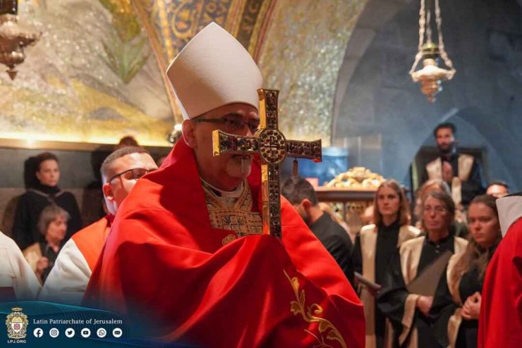 Đức Tổng Giám mục Pierbattista Pizzaballa. Vào ngày 2 tháng 4 năm 2023, các Kitô hữu ở Thánh Địa đã cử hành Chúa Nhật Lễ Lá với Thánh lễ tại Mộ Thánh và cuộc rước từ Bethphage, trên đỉnh Núi Ô-liu, đến Saint Anne, bên trong Thành cổ Giêrusalem (Ảnh: ACN)