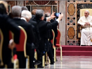 Đức Thánh Cha Phanxicô tham dự buổi tiếp kiến với các thành viên của Ngoại giao đoàn được Tòa Thánh công nhận để trao đổi lời chúc mừng năm mới theo truyền thống tại Sala Regia, Vatican, ngày 7 tháng 1 năm 2019 (Ảnh: AP)