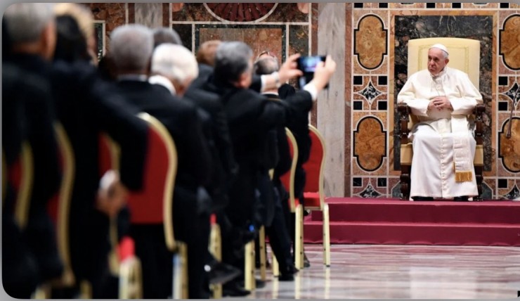Đức Thánh Cha Phanxicô tham dự buổi tiếp kiến với các thành viên của Ngoại giao đoàn được Tòa Thánh công nhận để trao đổi lời chúc mừng năm mới theo truyền thống tại Sala Regia, Vatican, ngày 7 tháng 1 năm 2019 (Ảnh: AP)