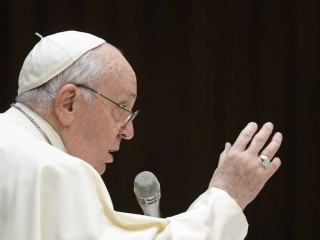 Đức Thánh Cha Phanxicô ban phép lành cho du khách trong buổi tiếp kiến chung hàng tuần tại Đại thính đường Phaolô VI tại Vatican ngày 3 tháng 1 năm 2023. (Ảnh: CNS/ Truyền thông Vatican)