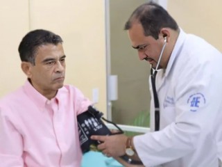 Một bác sĩ tiến hành khám bệnh cho Đức Giám mục Rolando Álvarez vào ngày 2 tháng 1 năm 2024 (Nguồn: Chính phủ Nicaragua)