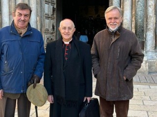 Đức Hồng Y Filoni, Đại sứ Visconti và ông Francoise Vayne tại Giêrusalem (Ảnh: Vatican News)