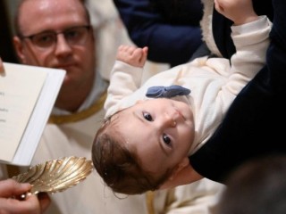 Đức Thánh Cha Phanxicô rửa tội cho trẻ em tại Nhà nguyện Sistine (Ảnh: Truyền thông Vatican)