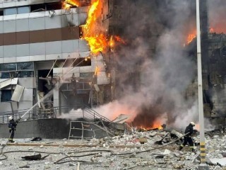 Lính cứu hỏa đang dập lửa tại tòa nhà đang cháy tại hiện trường sau vụ tấn công ở Dnipro, Ukraine (Ảnh: Vatican Newes)