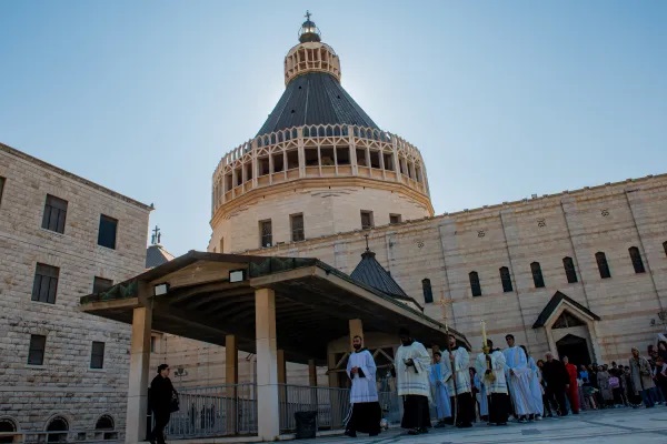 Một cuộc rước từ Vương Cung Thánh Đường Truyền Tin, ở Nazareth, đến địa điểm theo truyền thống cho biết là ngôi nhà nơi Chúa Giêsu lớn lên cùng Thánh Giuse và Mẹ Maria, chỉ cách đó vài chục mét. Cuộc rước diễn ra sau Thánh lễ trọng thể mừng kính Thánh Gia Thất do Cha Francesco Patton, Bề trên Dòng Phanxicô Quản thủ Thánh Địa, chủ sự vào ngày 31 tháng 12 năm 2023 (Ảnh: Marinella Bandini)