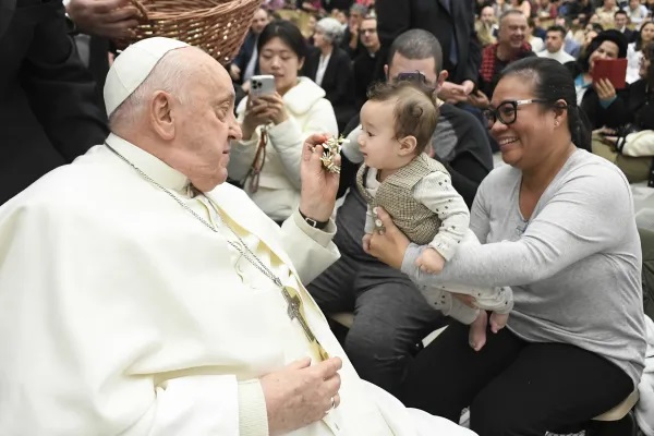 Đức Thánh Cha Phanxicô chào đón những người hành hương trong buổi tiếp kiến chung vào Thứ Tư, ngày 17 tháng 1 năm 2024, tại Đại thính đường Phaolô VI ở Vatican (Ảnh: Truyền thông Vatican_