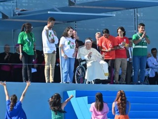 Giới trẻ chào đón Đức Thánh Cha Phanxicô khi ngài đến dự lễ chào mừng tại Đại hội Giới trẻ Thế giới ở Lisbon, Bồ Đào Nha, ngày 3 tháng 8 năm 2023 (Ảnh: Jesus Huerta/Flickr JMJ Lisboa 2023)