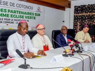 Từ trái sang phải: Đức Tổng Giám mục Roger Houngbédji Địa phận Cotonou, Đức Hồng Y Michael Czerny, José Tonato, Bộ trưởng Bộ Môi trường Sống và Giao thông Beninese, Đức Tổng Giám mục Mark Gerard Miles, Sứ thần Tòa Thánh tại Bénin và Togo (Ảnh: Juste Hlannon/LCA)