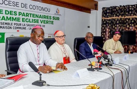 Từ trái sang phải: Đức Tổng Giám mục Roger Houngbédji Địa phận Cotonou, Đức Hồng Y Michael Czerny, José Tonato, Bộ trưởng Bộ Môi trường Sống và Giao thông Beninese, Đức Tổng Giám mục Mark Gerard Miles, Sứ thần Tòa Thánh tại Bénin và Togo (Ảnh: Juste Hlannon/LCA)