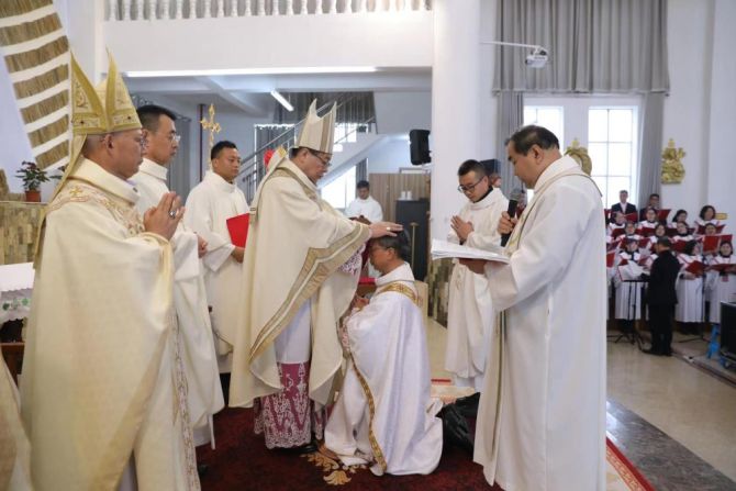 Thánh lễ tấn phong Giám mục cho Đức Giám mục Peter Wu Yishun đã được cử hành tại Nhà thờ Chengguan, quận Jianyang, thành phố Nam Bình và được cử hành bởi Đức Cha Joseph Li Shan, Tổng Giám mục Bắc Kinh, Chủ tịch Hiệp hội Công giáo Yêu nước Trung Quốc (CCPA), và phó Chủ tịch Hội đồng Giám mục Công giáo Trung Quốc (Ảnh: Hội đồng Giám mục Giáo hội Công giáo tại Trung Quốc)