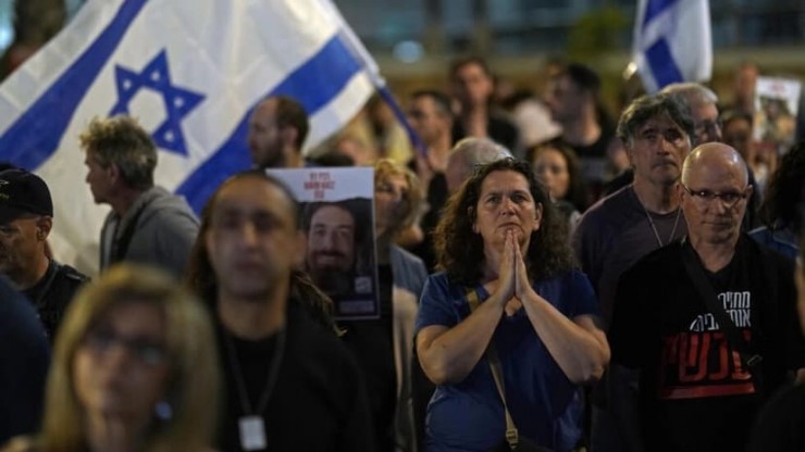 Người dân tham gia biểu tình thể hiện sự liên đới với các con tin bị bắt giữ ở Dải Gaza ở Tel Aviv, Israel vào ngày 25 tháng 11 năm 2023 (Ảnh: Leo Correa/AP)