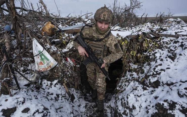 Một người lính Ukraine đảm nhiệm vị trí của mình trên tiền tuyến gần Klishchiivka vùng Donetsk, Ukraine, Thứ Sáu, ngày 19 tháng 2 năm 2024 (Ảnh: Iryna Rybakova qua AP)