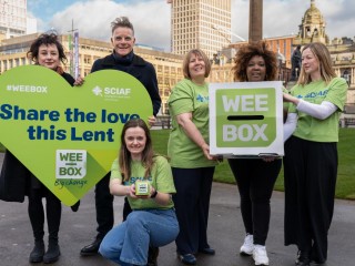 Những người ủng hộ SCIAF Ricky Ross và Lorraine McIntosh của Deacon Blue đã xuống đường phố Glasgow để yêu cầu mọi người thể hiện tình yêu của họ đối với một số người nghèo nhất thế giới vào Thứ Tư Lễ Tro. (Ảnh: SCIAF handout).