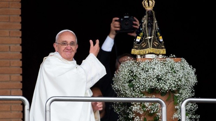 Đức Thánh Cha Phanxicô bên Đức Mẹ Aparecida tại Brazil vào ngày 24 tháng 7 năm 2013 (Ảnh: Vatican News)