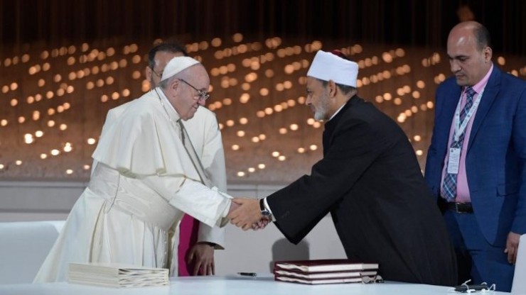 Đức Thánh Cha Phanxicô và Đại Imam của Al-Azhar ký Văn kiện về Tinh thần Huynh đệ Nhân loại tại Abu Dhabi năm 2019 (Ảnh: Truyền thông Vatican)