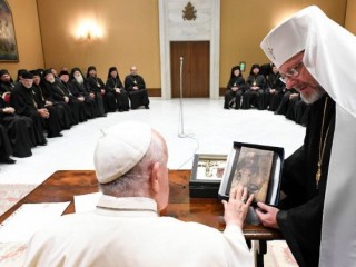 Ảnh tư liệu: Đức Thánh Cha Phanxicô cùng Đức Tổng Giám mục Shevchuk khi Đức Thánh Cha tiếp kiến các Giám mục Ukraine tại Vatican (ANSA)