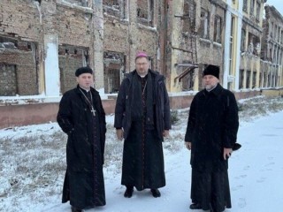 Đức Tổng Giám mục Visvaldas Kulbokas, Sứ thần Tòa Thánh tại Ukraine (ở giữa)