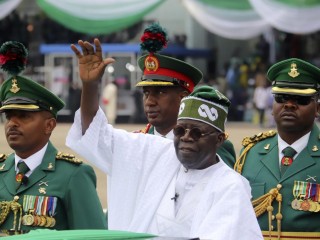 Tân Tổng thống Nigeria Bola Ahmed Tinubu, ở giữa, kiểm tra đội danh dự sau khi tuyên thệ nhậm chức tại một buổi lễ ở Abuja, Nigeria, vào ngày 29 tháng 5 năm 2023 (Ảnh: Olamikan Gbemiga/AP)
