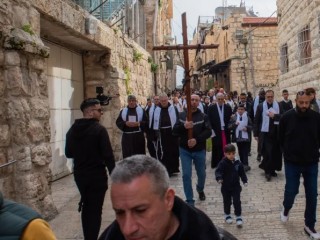 Đám đông bao gồm các sinh viên và giáo sư từ các trường học Kitô giáo ở Giêrusalem đã tham gia đi Chặng Đàng Thánh giá do Văn phòng Quản trị Thánh địa tổ chức vào thứ Sáu, ngày 23 tháng 2 năm 2024. Đám đông đang đi bộ trên con đường dẫn đến Nhà thờ St. Savior sau chặng thứ VIII (Ảnh: Marinella Bandini)