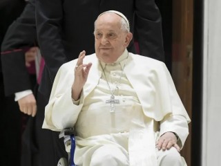 Đức Thánh Cha Phanxicô xuất hiện trên xe lăn trong buổi tiếp kiến chung vào ngày 28 tháng 2 năm 2024 (Ảnh: Truyền thông Vatican)