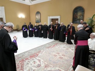 Đức Thánh Cha Phanxicô gặp gỡ các Giám mục của Giáo hội Công giáo Armenia tại Vatican vào ngày 28 tháng 2 năm 2024 (Ảnh: Truyền thông Vatican)