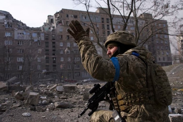 Một quân nhân Ukraine bảo vệ vị trí của mình ở Mariupol, Ukraine, Thứ Bảy, ngày 12 tháng 3 năm 2022 (Ảnh: Mstyslav Chernov/AP)