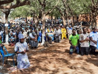 Các Kitô hữu cầu nguyện tại Giáo phận Ouahigouya, Burkina Faso (Ảnh: ACN)