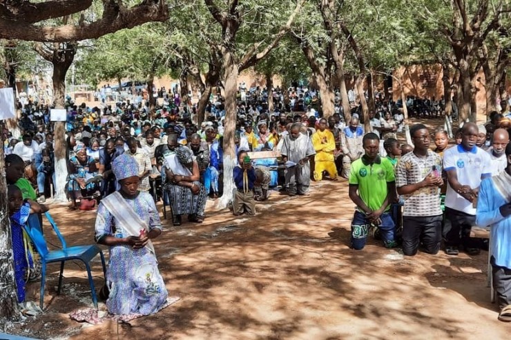Các Kitô hữu cầu nguyện tại Giáo phận Ouahigouya, Burkina Faso (Ảnh: ACN)