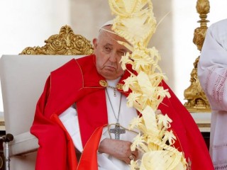 Đức Thánh Cha Phanxicô trong Thánh lễ Chúa nhật Lễ Lá tại Quảng trường Thánh Phêrô ở Vatican ngày 24 tháng 3 năm 2024. (Ảnh: CNS/Lola Gomez)