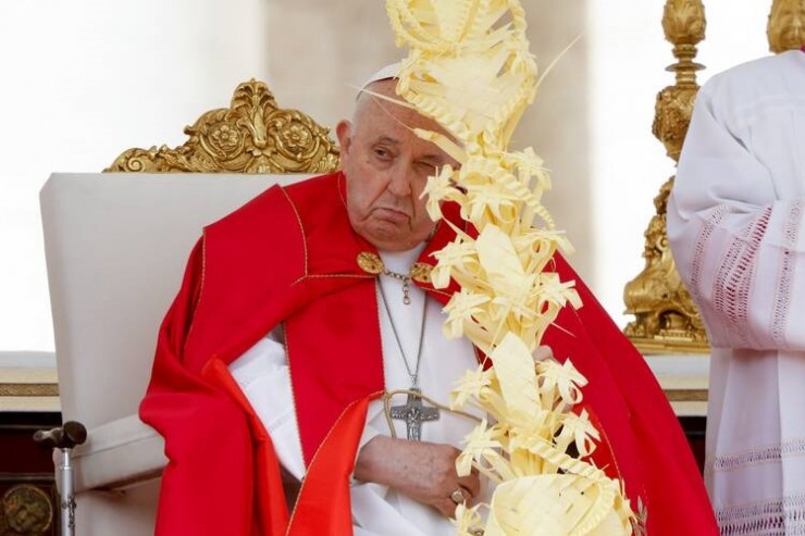 Đức Thánh Cha Phanxicô trong Thánh lễ Chúa nhật Lễ Lá tại Quảng trường Thánh Phêrô ở Vatican ngày 24 tháng 3 năm 2024. (Ảnh: CNS/Lola Gomez)
