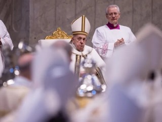 Đức Thánh Cha Phanxicô chủ sự Thánh lễ Truyền Dầu tại Vatican vào Thứ Năm Tuần Thánh, ngày 28 tháng 3 năm 2024 (Ảnh: Daniel Ibanez/CNA)