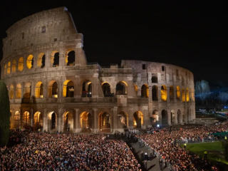 Hàng chục nghìn người tụ tập bên ngoài Đấu trường La Mã ở Rôma để tham dự buổi đi Chặng ĐàngThánh Giá vào Thứ Sáu Tuần Thánh, ngày 29 tháng 3 năm 2024 (Ảnh: Daniel Ibañez/CNA)