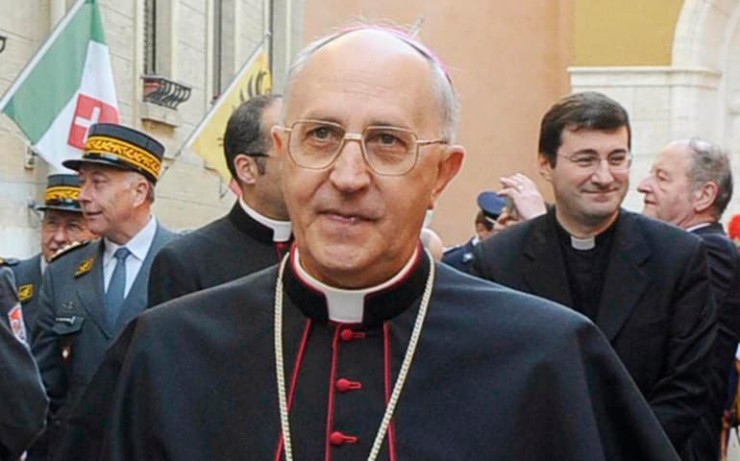 Đức Tổng Giám mục  Fernando Filoni người Ý, nguyên Tổng Trưởng Bộ Truyền giảng Phúc Âm cho các Dân tộc, bước đi cùng Đội cận vệ Thụy Sĩ tại Vatican năm 2009. (Ảnh: CNS photo/Danilo Schiavella, pool via Reuters)