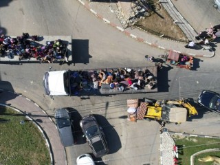 Người dân Palestine chạy trốn từ phía bắc Gaza xuống phía nam sau khi quân đội Israel đưa ra cảnh báo sơ tán chưa từng có đối với dân số hơn 1 triệu người ở phía bắc Gaza và Thành phố Gaza để tìm nơi ẩn náu ở phía nam trước một cuộc xâm lược trên bộ của Israel có thể xảy ra, vào thứ Sáu, ngày 13 tháng 10 năm 2023 (Ảnh: Hatem Moussa/AP)