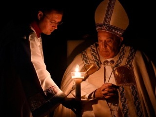 Đức Thánh Cha Phanxicô chủ sự Đêm Vọng Phục Sinh tại Vatican, Thứ Bảy, ngày 30 tháng 3 năm 2024 (Ảnh: Truyền thông Vatican)