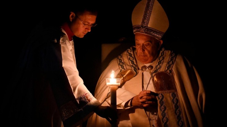 Đức Thánh Cha Phanxicô chủ sự Đêm Vọng Phục Sinh tại Vatican, Thứ Bảy, ngày 30 tháng 3 năm 2024 (Ảnh: Truyền thông Vatican)